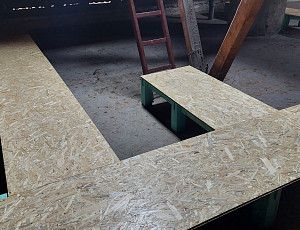 Zateplení stropu bytového domu a zhotovení revizních lávek